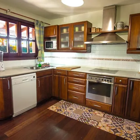 Villa Sleeps 6 With Wifi *