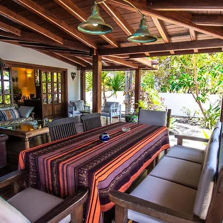 Villa Sleeps 6 With Wifi Costa Teguise