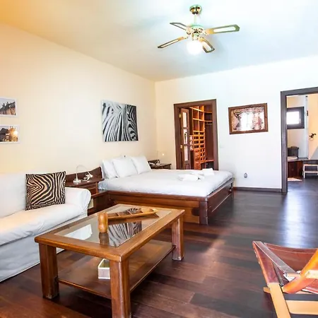 Sleeps 6 With Wifi Villa