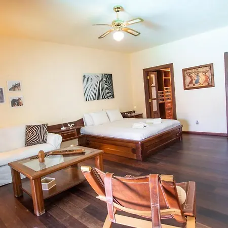 Sleeps 6 With Wifi Villa